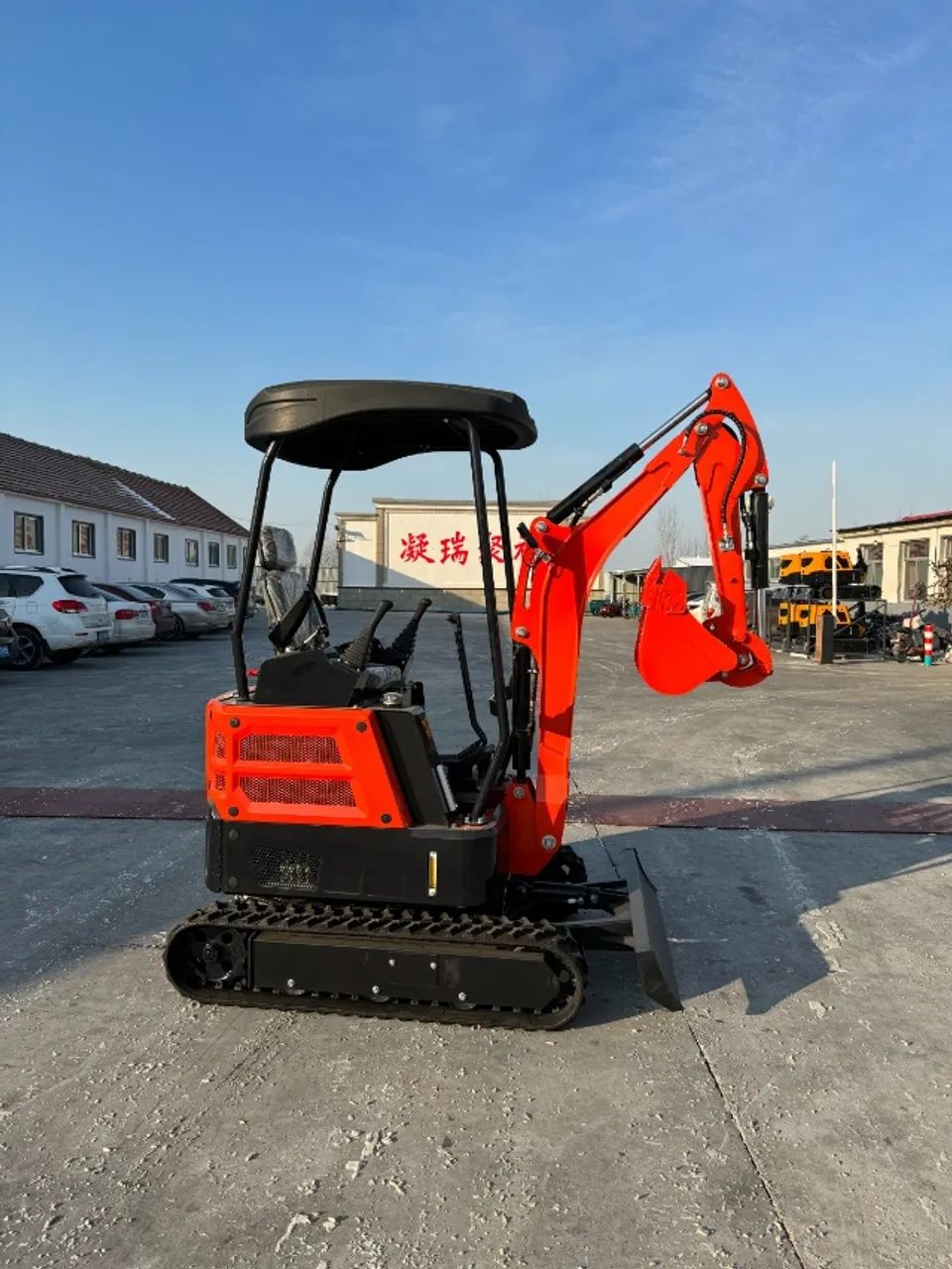 Mini Escavadeira Diesel (Kubota) 2,5T Giro Zero  - Foto 5