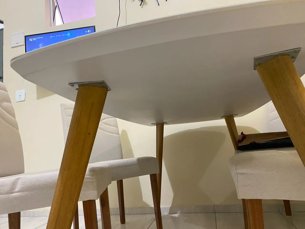 Mesa de Jantar Moderna com Pés de Madeira