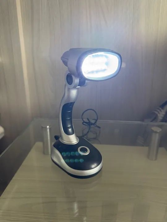 Luminária de Mesa LED reclinável - Iluminação prática e moderna