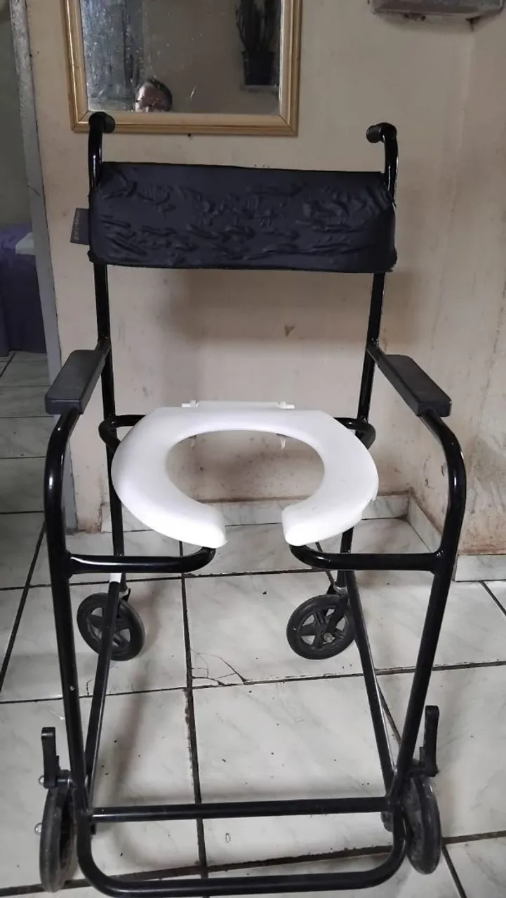 Cadeira Sanitária com Rodas