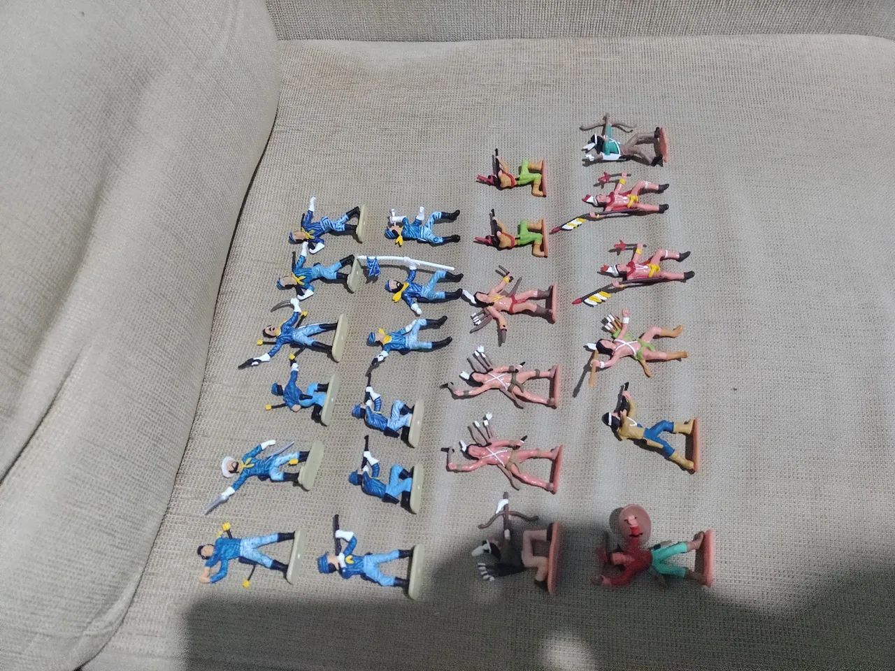 Forte Apache Gulliver  anos 80 Miniaturas Bonecos(lote com 24 unidades. - Foto 3