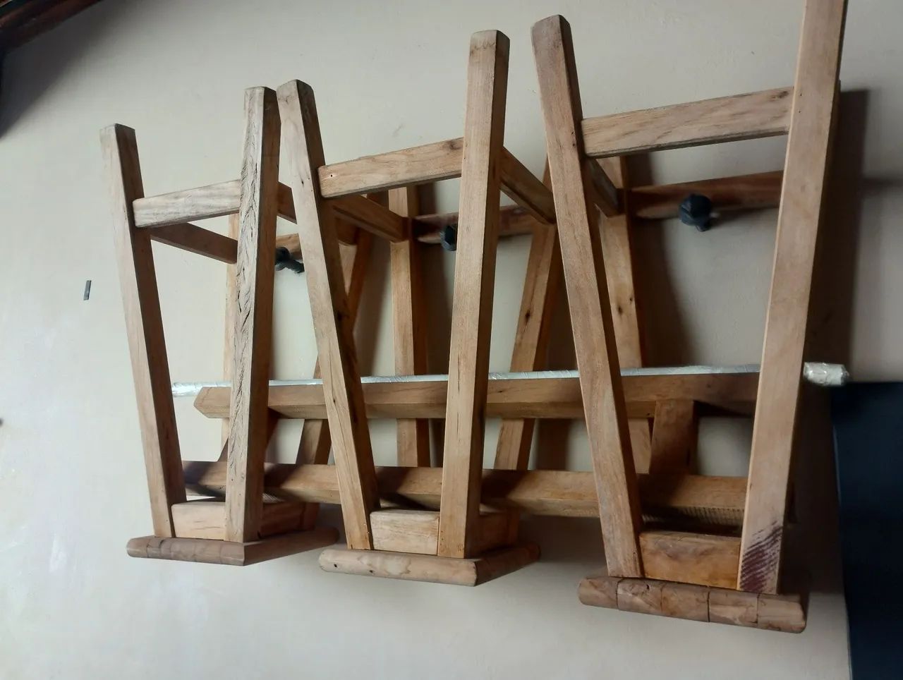 Conjunto de Banquetas de Madeira Artesanal