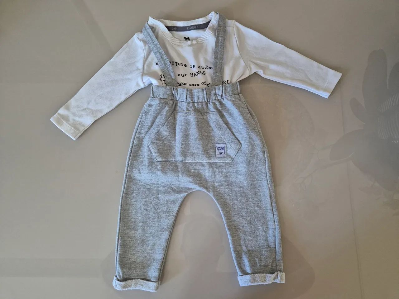 Conjunto Bebê - Macacão e Blusa Charpey 6 a 9 meses. 