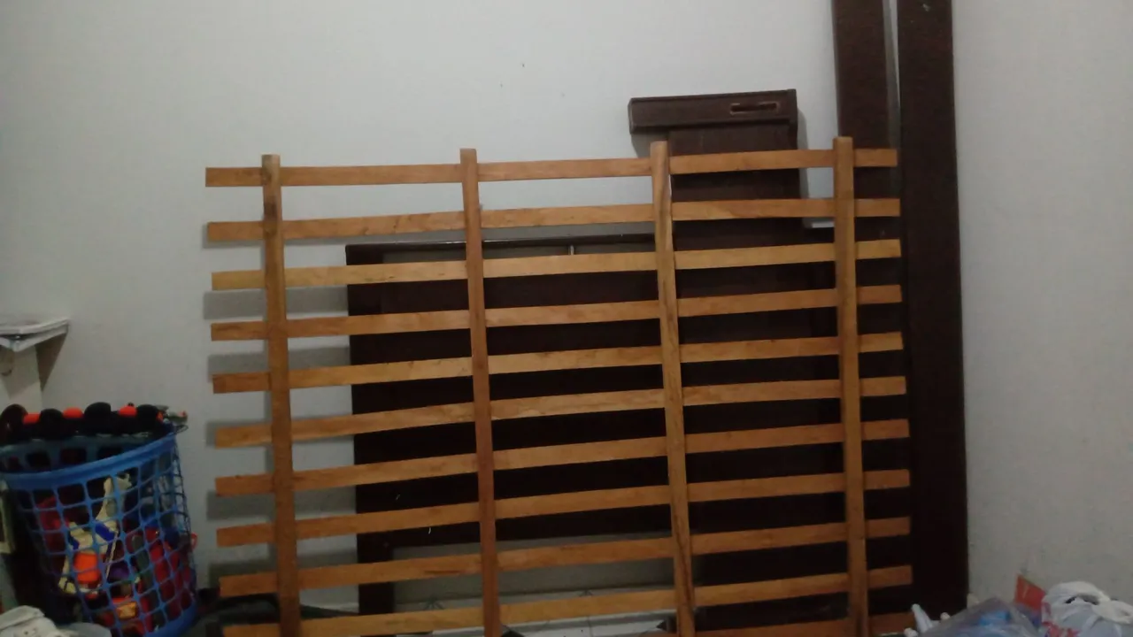 Armação de madeira de cama casal <br>Observação: *SEM COLCHÃO*