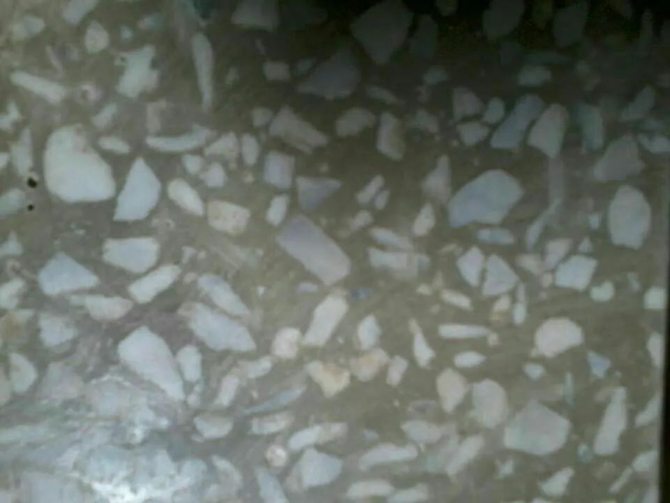 Piso feito de granilite resistente a sol e chuva 