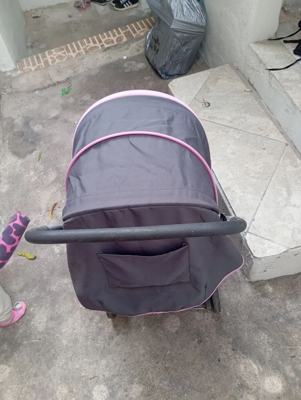 Carrinho de Bebê em Ótimo Estado - Apenas com Pequeno Detalhe - Foto 4