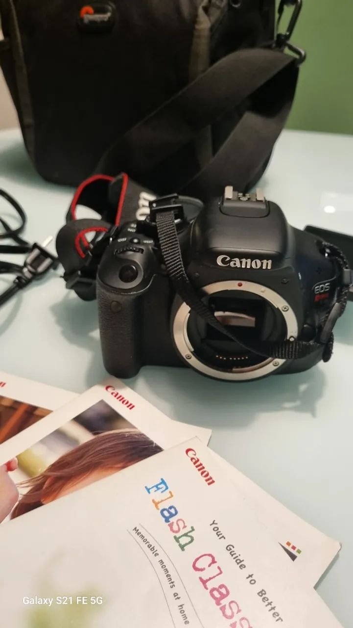 Máquina fotográfica Canon EOS Rebel T3i - pouco uso