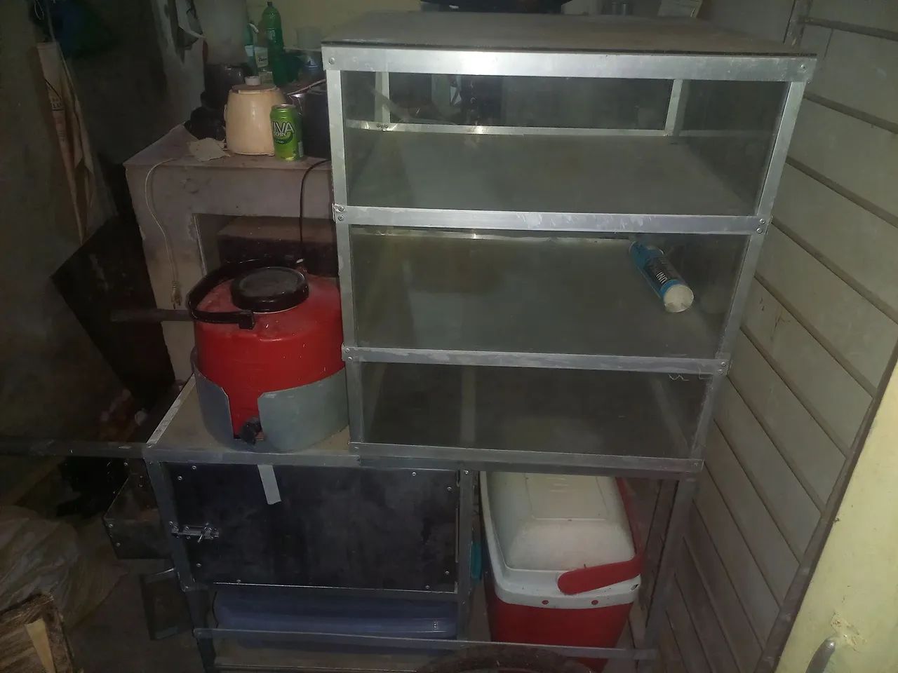 Venda de um bom carrinho de lanche com capacidade de obter na vitrine mais de 200 lanches.