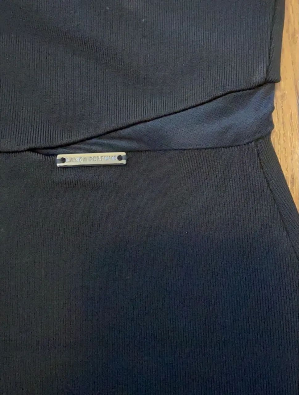 Vestido Lança Perfume tubinho preto com detalhes em flores - Foto 3