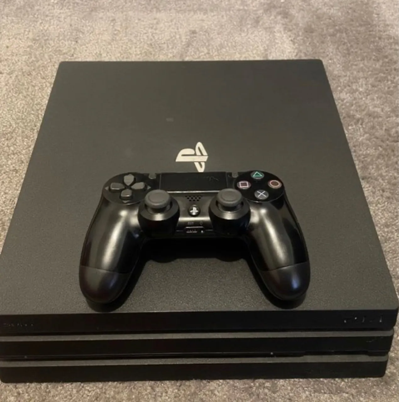 PlayStation 4 PRO 1TB + 3 controles