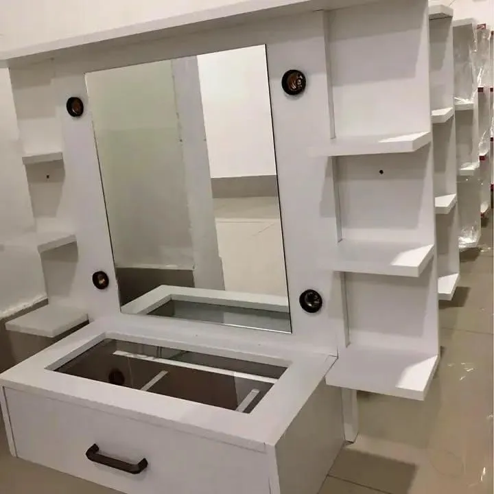 Camarin com Espelho e Prateleiras