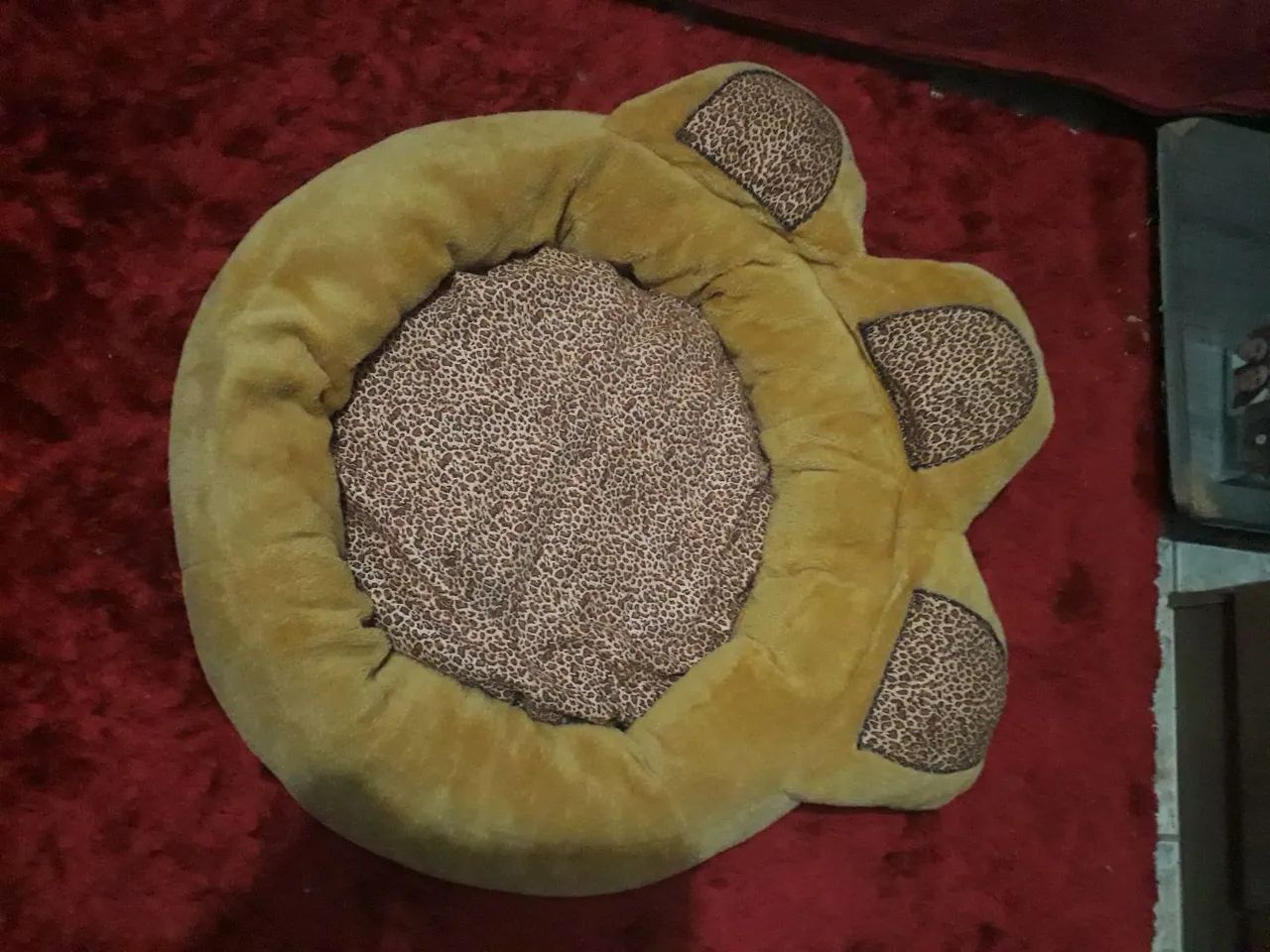 Cama para cachorro em formato de pata