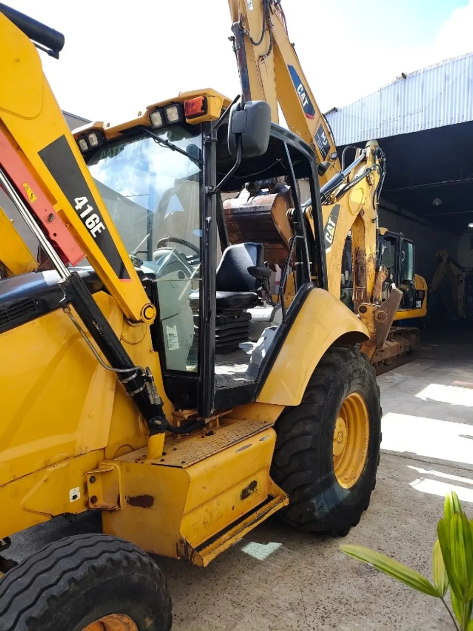 Retroescavadeira Caterpillar 416E - 2012