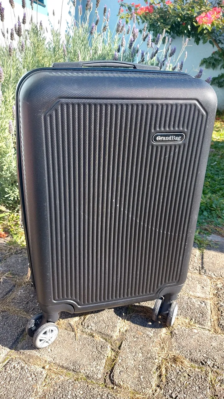 Mala de mão GrandBag preta seminova