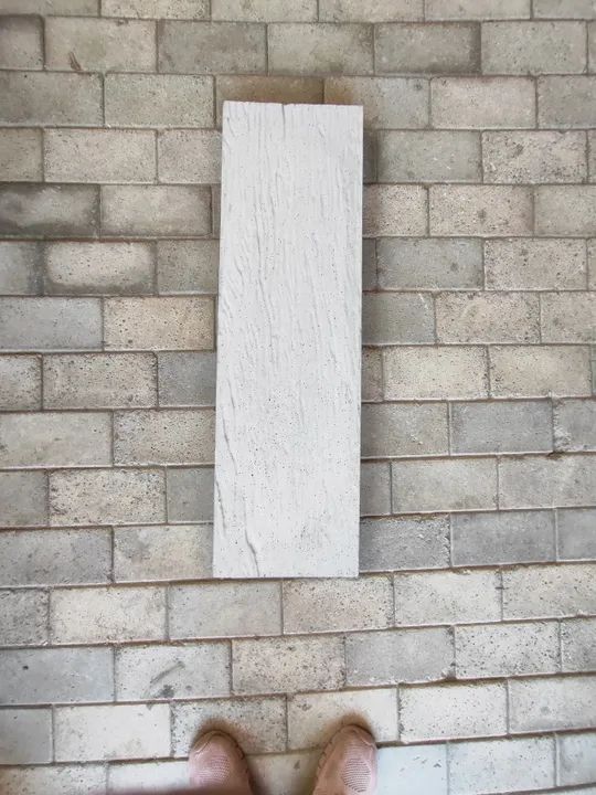Pisante de concreto tipo madeira