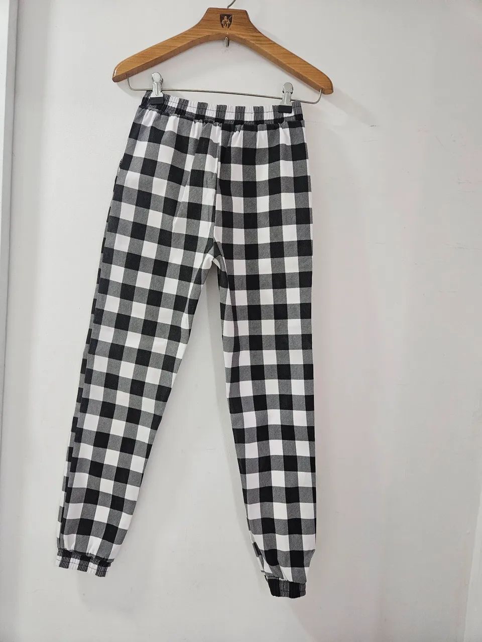 Calça xadrez branca e preta tam m - Foto 3