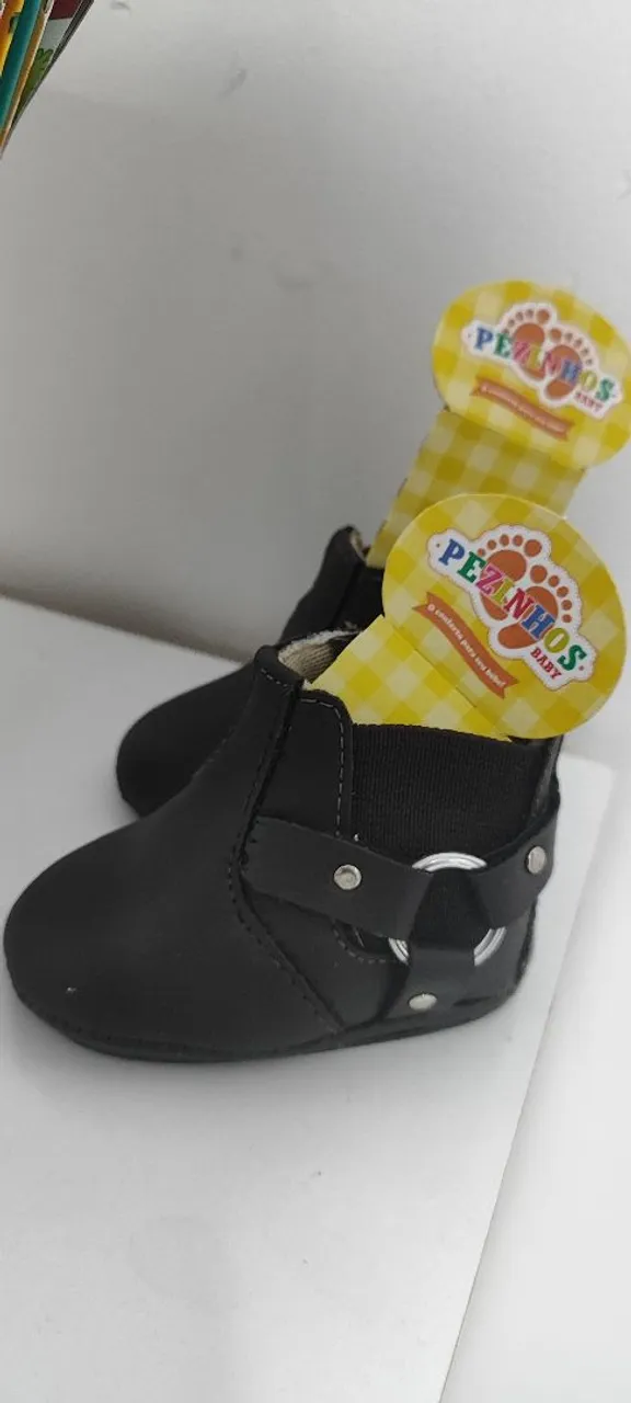 Bota baby preta com detalhes