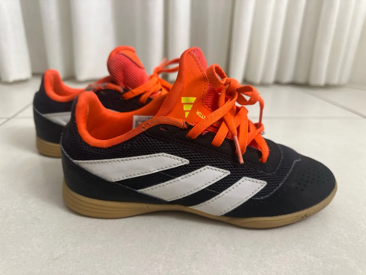 Chuteira de futsal original da Adidas - tamanho 32