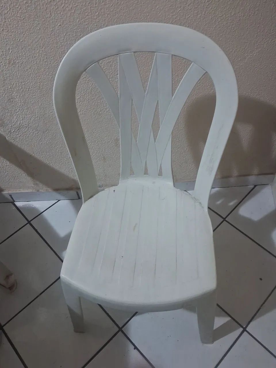 Cadeira de plástico branca - Foto 3