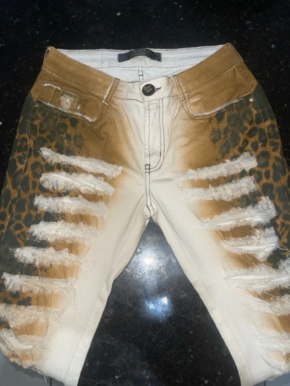 Calça Jeans Destroyed com Detalhes Animal Print