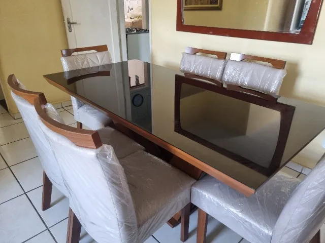 Mesa de Madeira com 6 Cadeiras