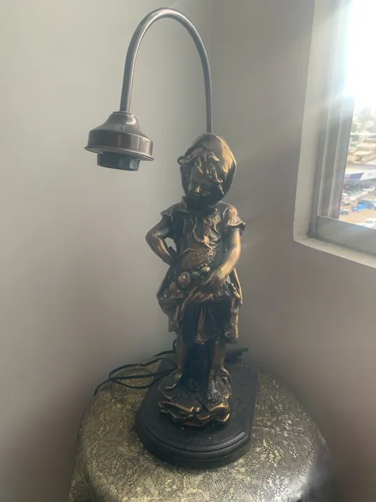 Estatueta em bronze Menina Florista