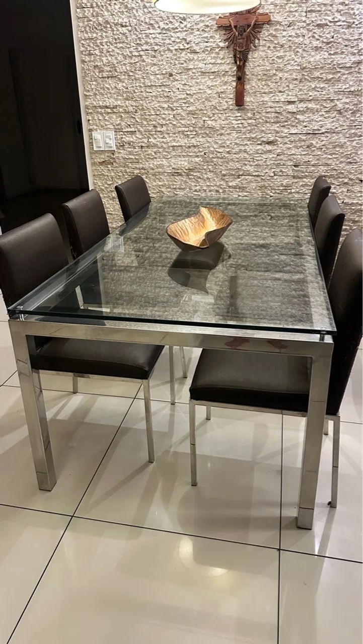 Mesa de jantar com seis cadeiras em aço inoxidável