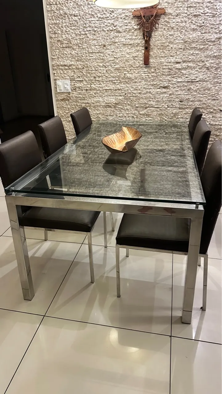 Mesa de jantar com seis cadeiras em aço inoxidável