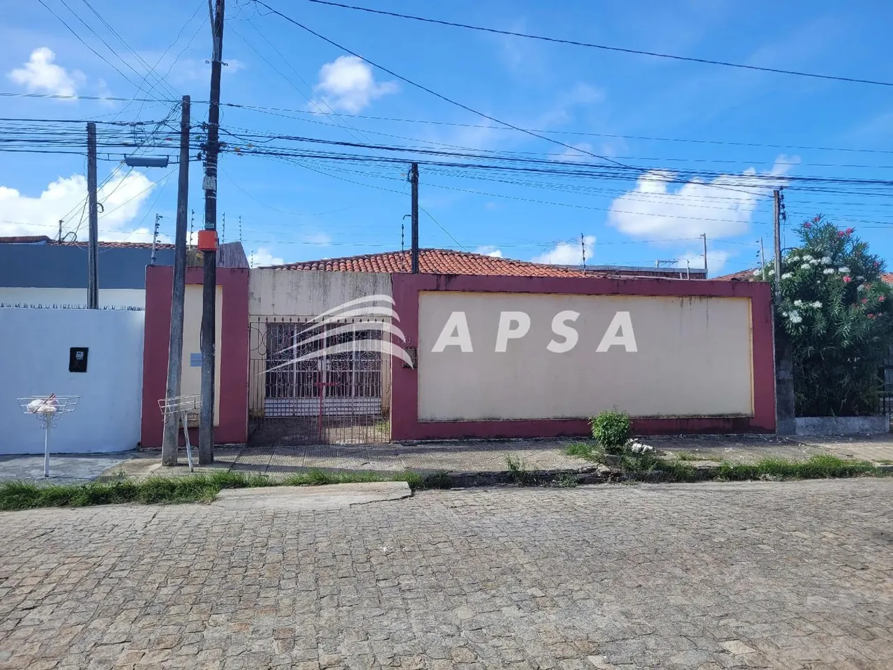 APSA ALUGA EXCELENTE CASA COM AMPLO ESPAÇO INTERNODISPONDO DE GARAGEM PARA ATÉ 2 VEICULOS,