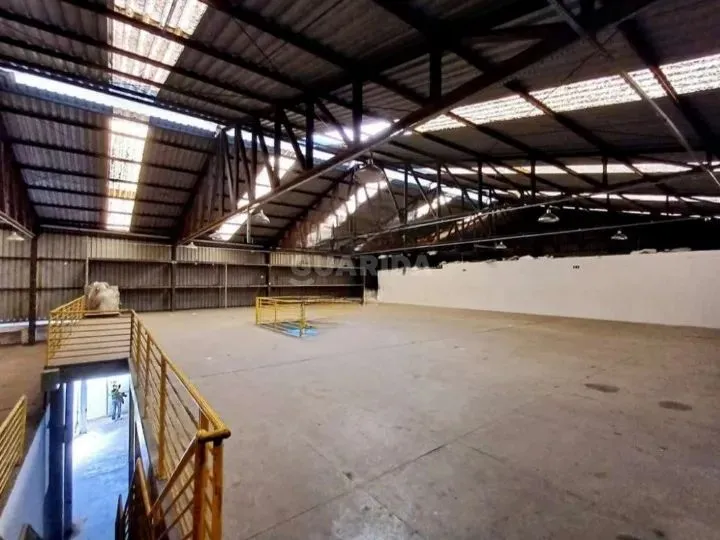 Pavilhão com 1.300m² no bairro São Geraldo