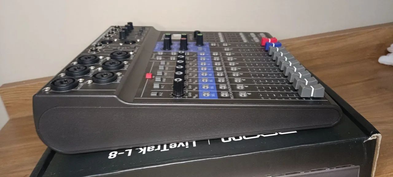 Mesa de Som Zoom LiveTrak L-8 - Foto 3