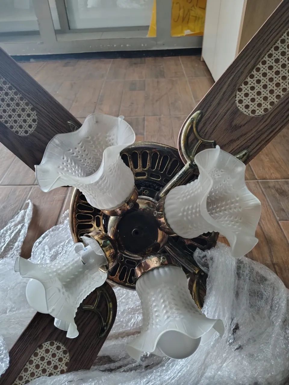 ventilador de teto vintage com luminária  - Foto 3
