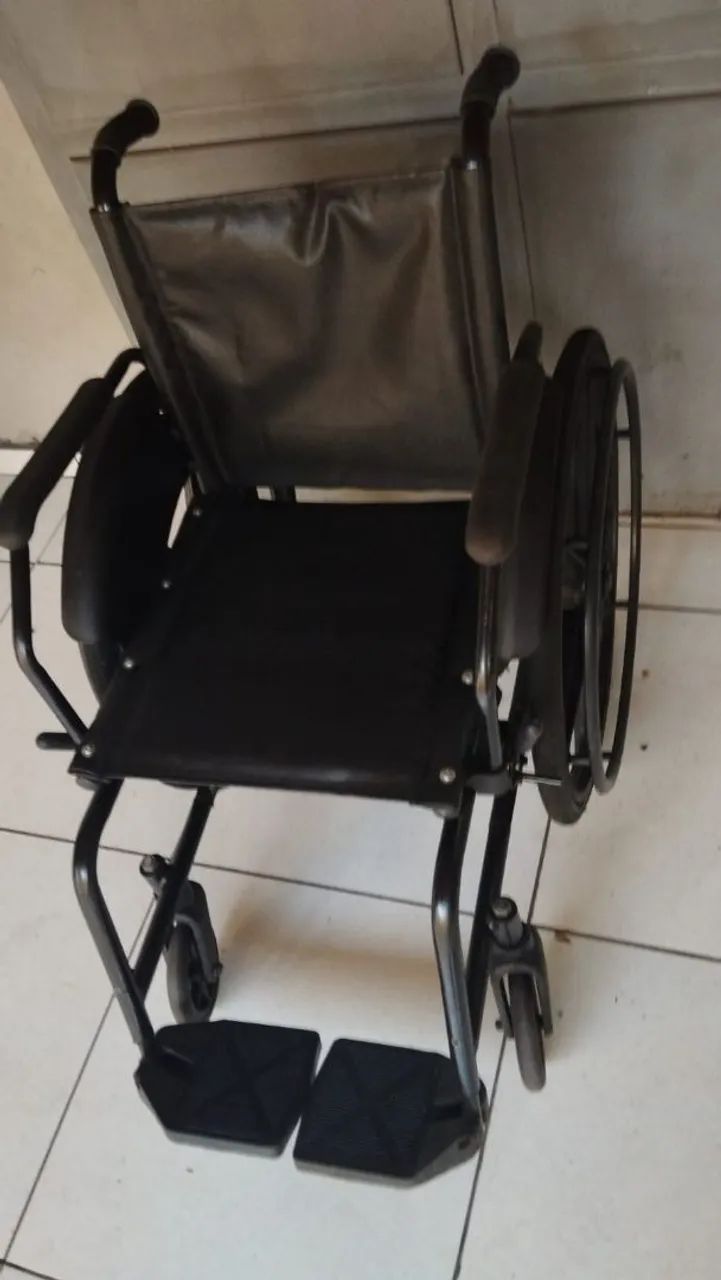 Cadeira de rodas reformada com qualidade  - Foto 2