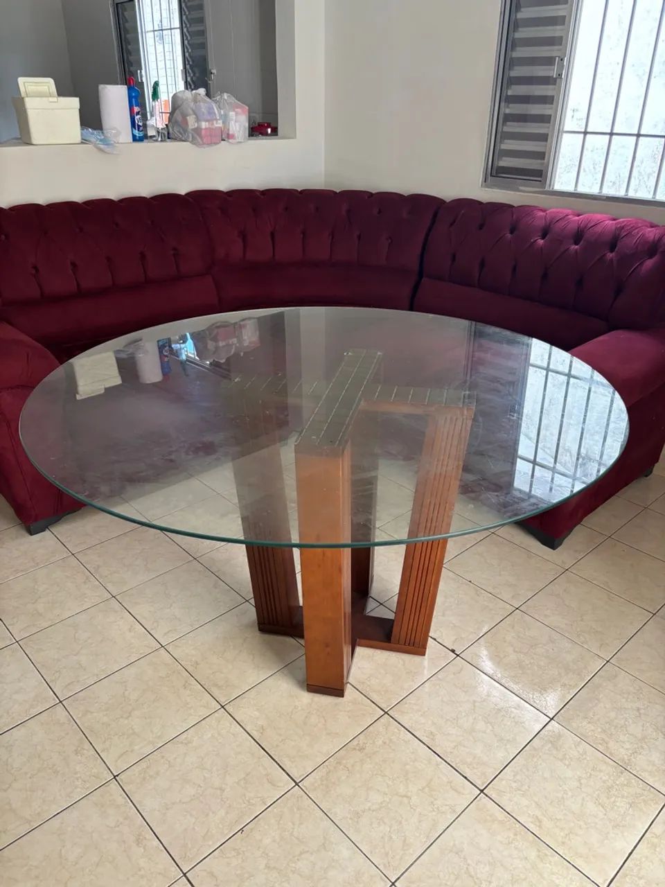 Mesa de vidro redonda com base em madeira com 6 cadeiras