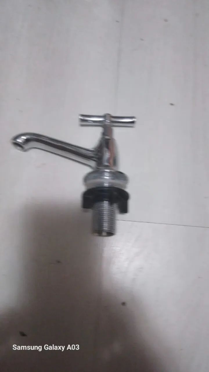 Torneira de metal nova, para lavatório de bancada. Rosca de 1/2.
