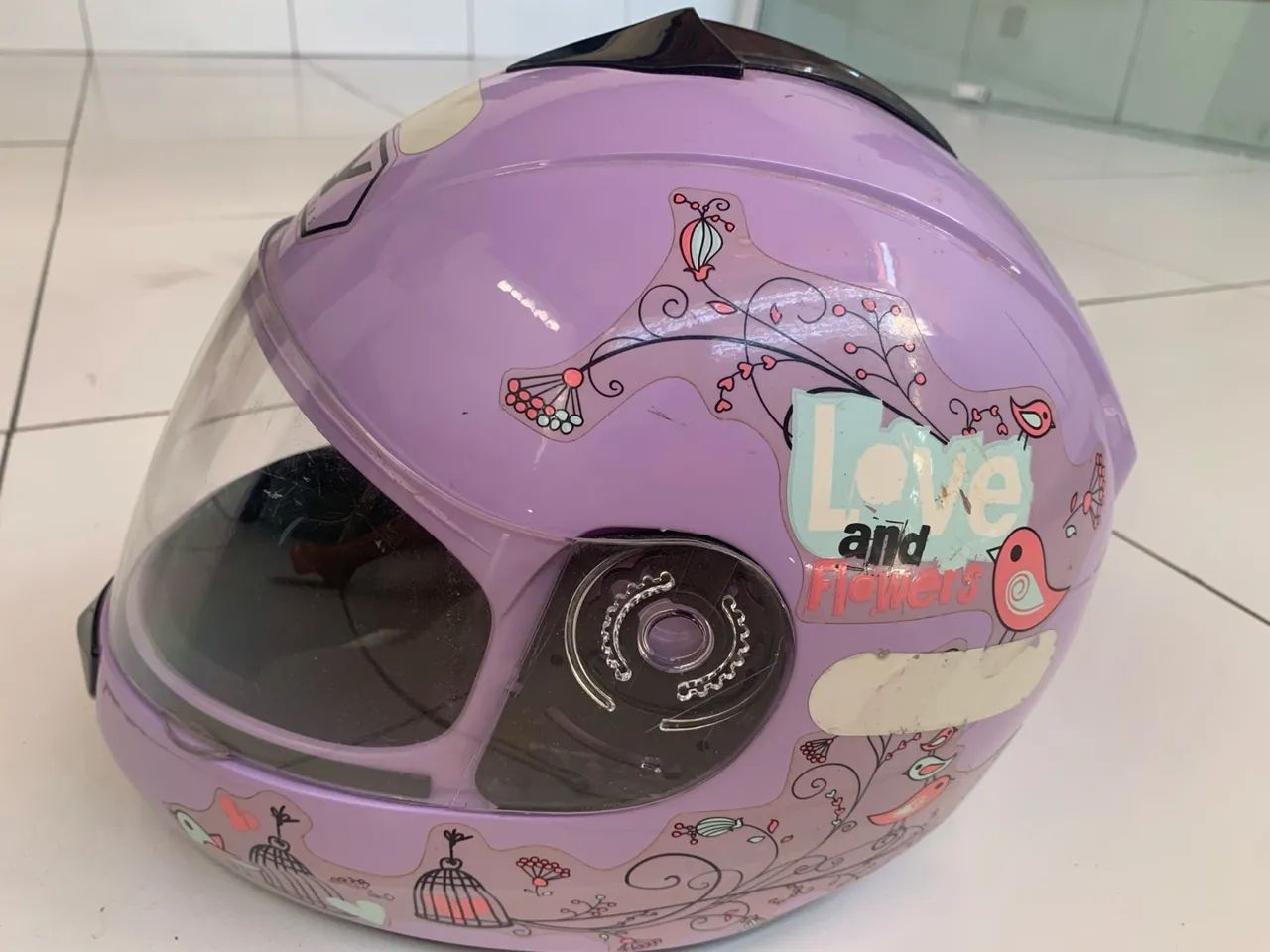 Capacete Rosa com Design de Pássaros - Foto 2