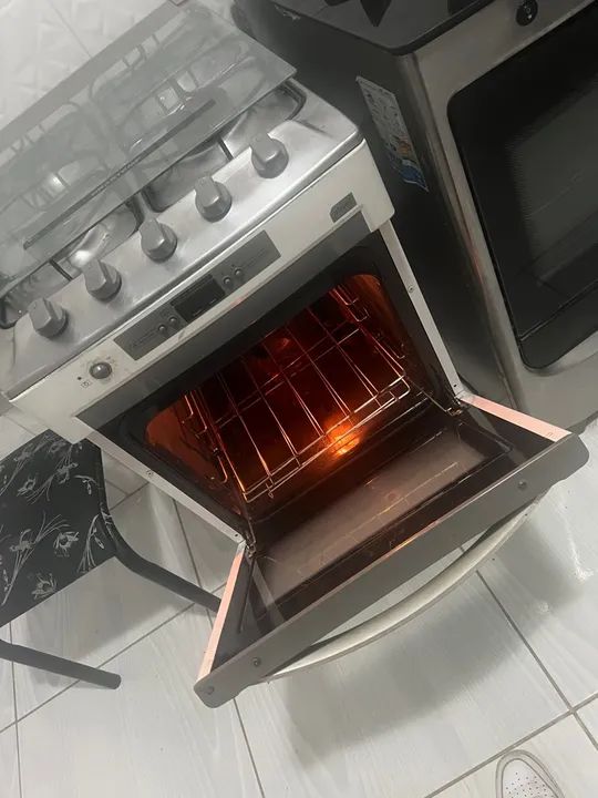 Fogão 4 Bocas com Forno - Usado - Foto 4