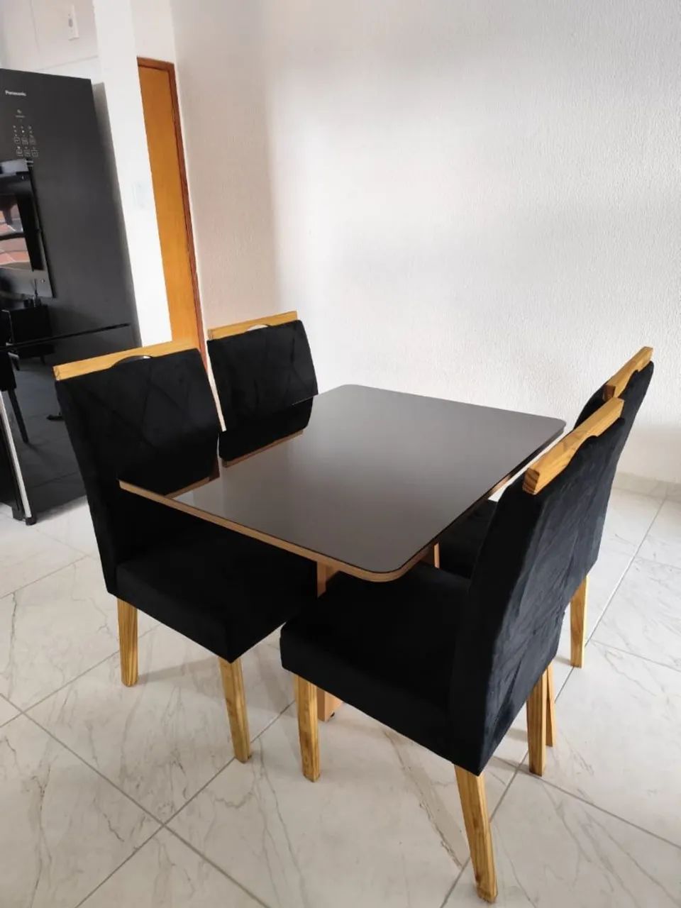 Mesa de Jantar Elegante com Cadeiras - Impecável! - Foto 2