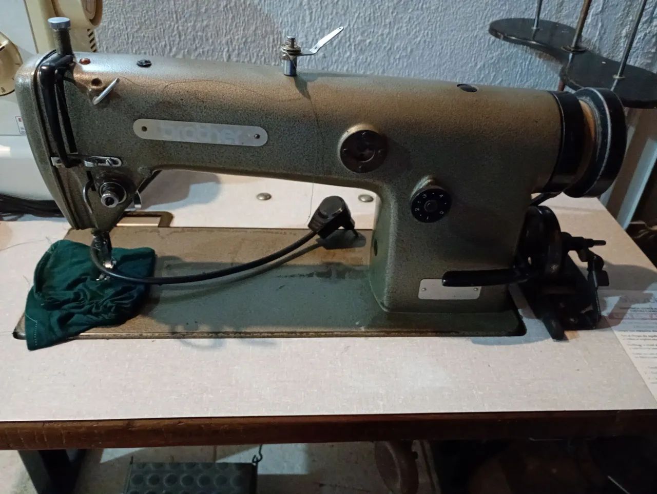 Máquina de costura industrial e outra doméstica 