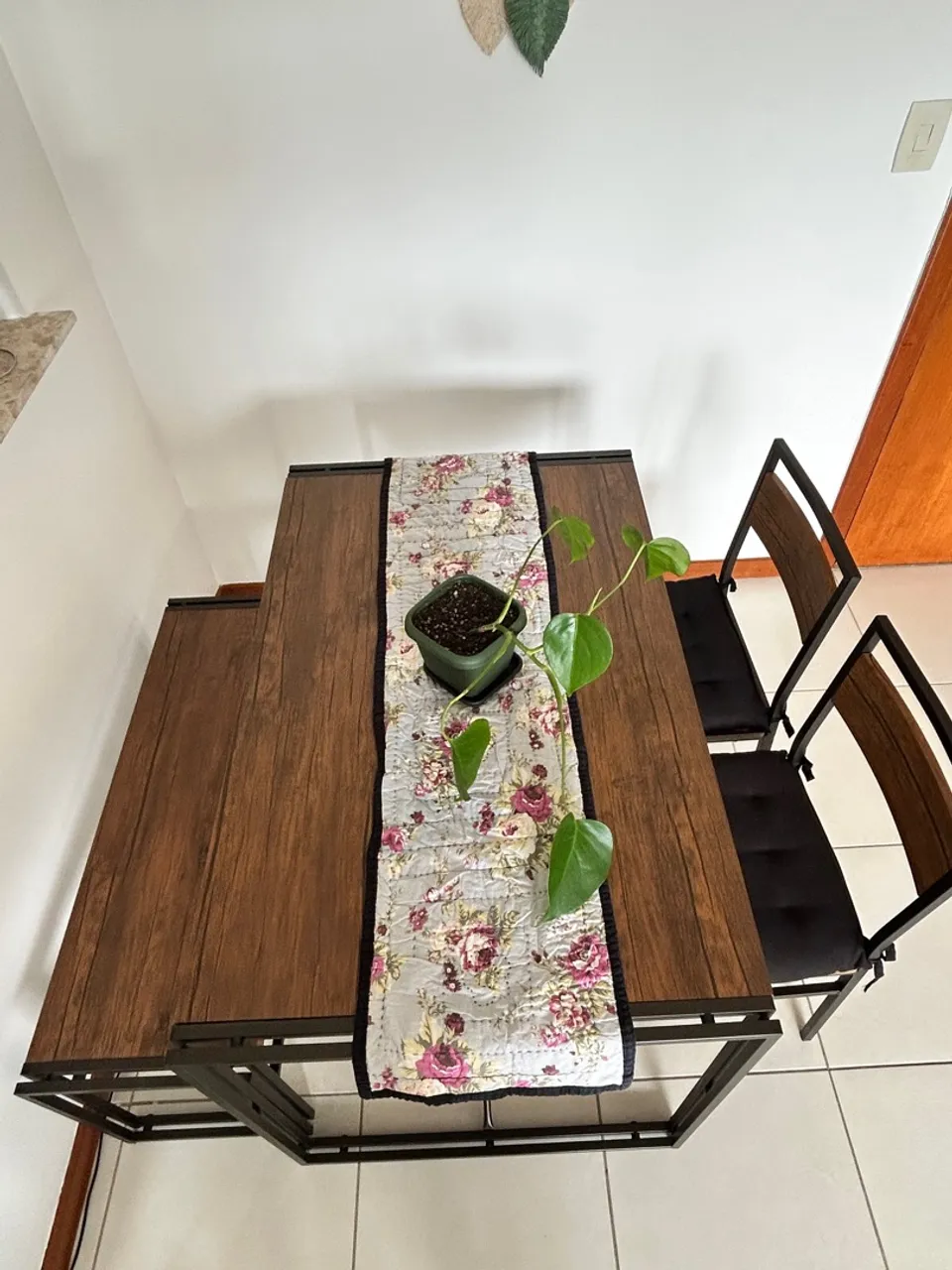 Conjunto de Mesa e Cadeiras Preto e Amêndoa Keva