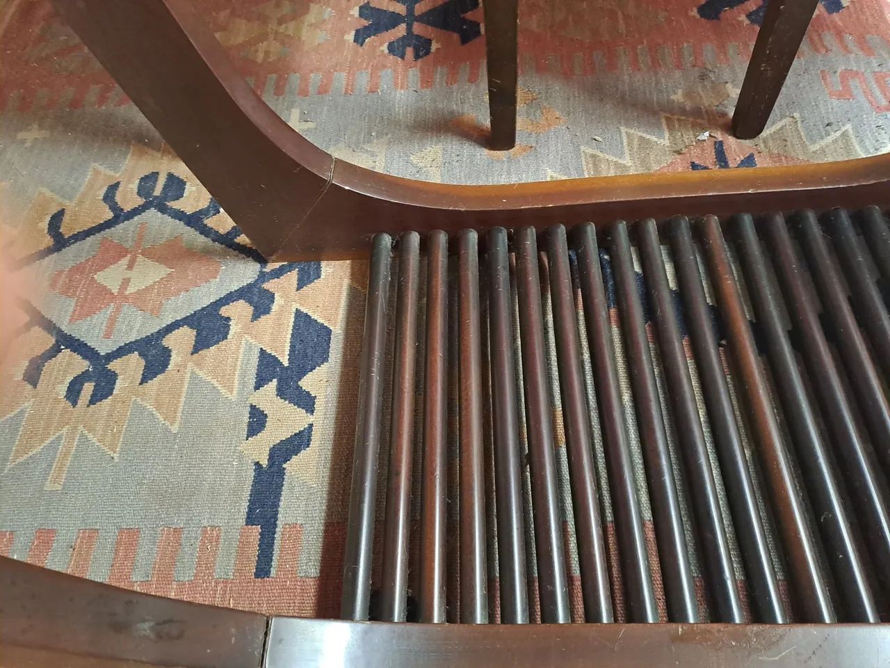 MESA DE JANTAR (6 lugares) com 4 cadeiras  e base de madeira maciça com tampo de vidro.  - Foto 6