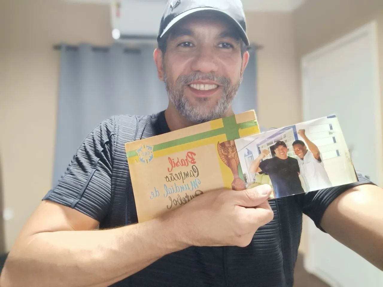 Álbum da seleção Brasileira de futebol Campeã Mundial de 1958, autografado pelo Pelé.