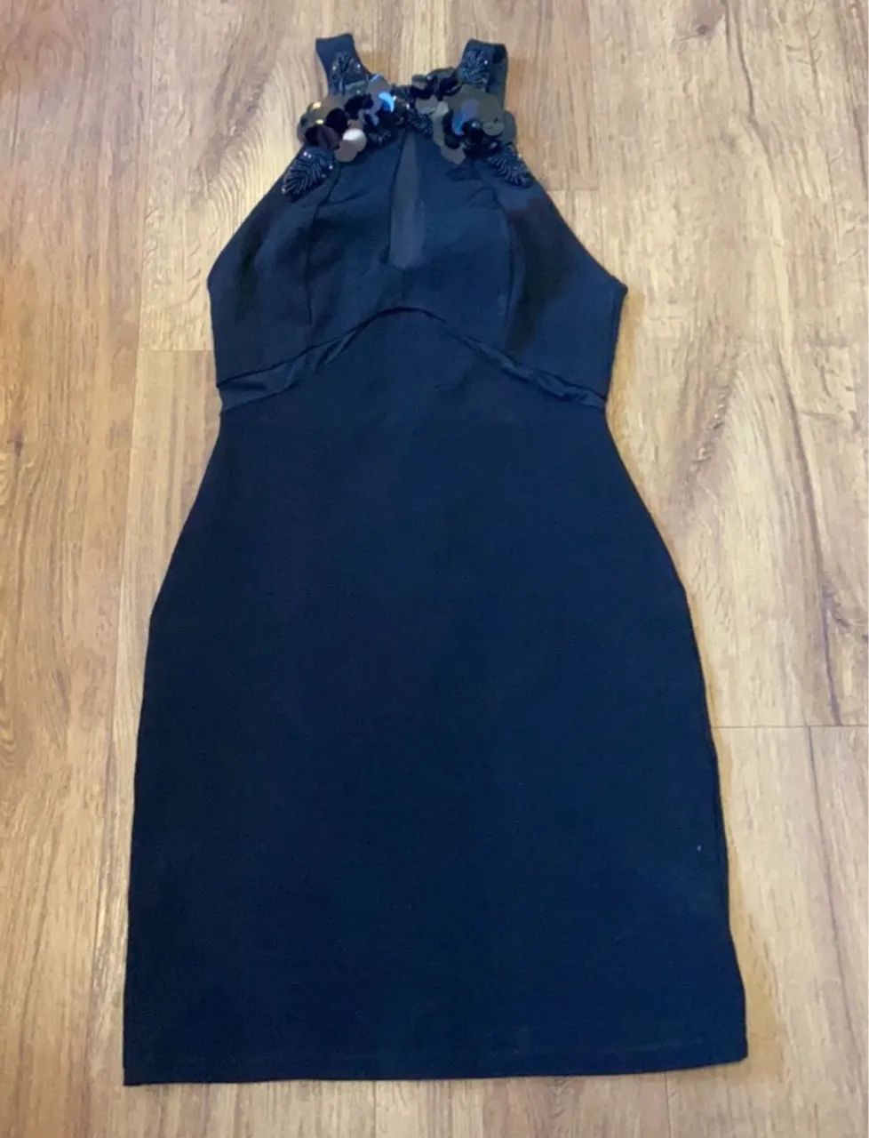 Vestido Lança Perfume tubinho preto com detalhes em flores