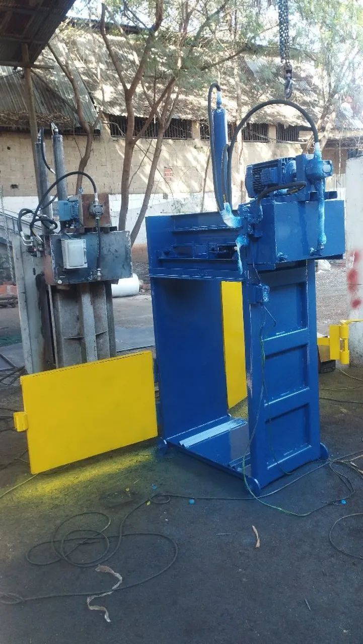 Prensa Enfardadeira hidráulica MODELO EV 250 fardos 250kg motor 15cv 15t