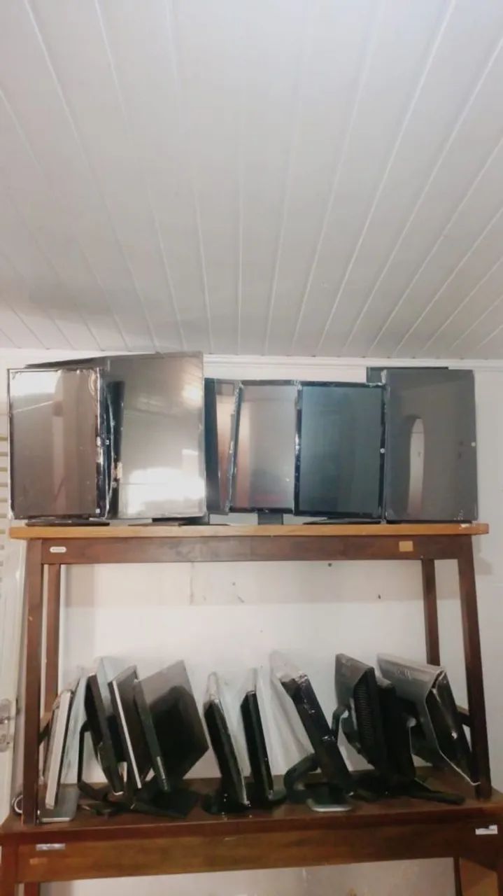 Monitor com base giratória saídas VGA e dvi ! Com preço que cabe no seu bolso !