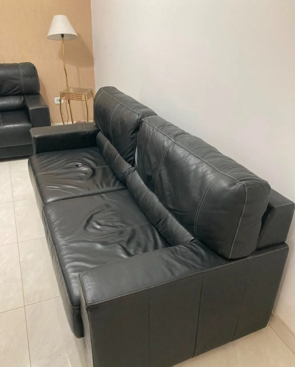 Sofá de Couro Preto - Conforto e Elegância