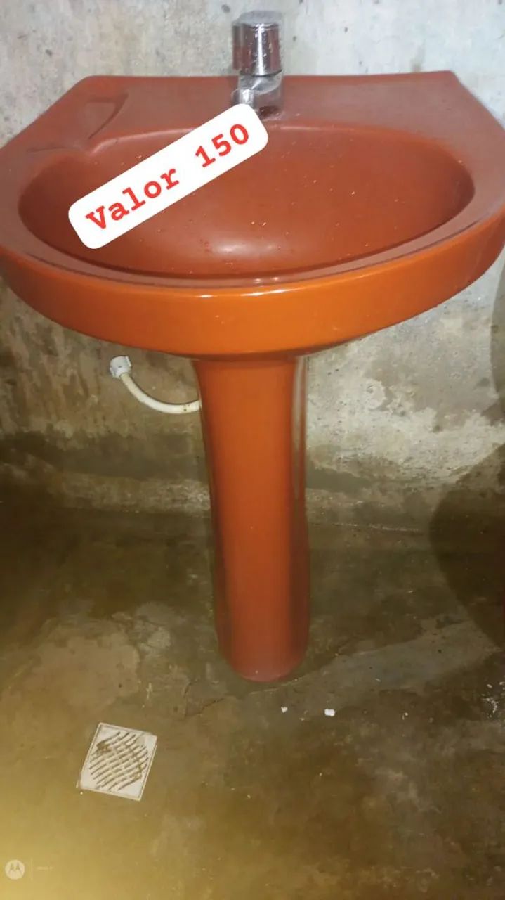 Lavatório com coluna Banheiro. 64728432186625120