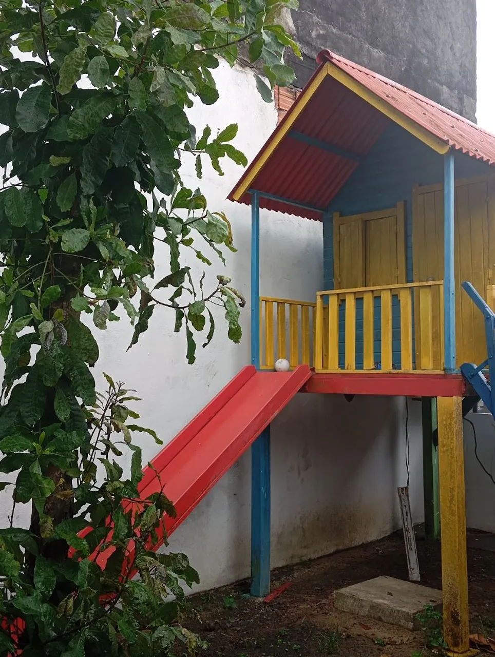 Casinha de brinquedo com escorregador