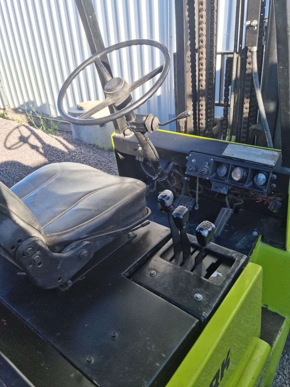 Emplilhadeira Clark GPY25 C/ Deslocador Lateral - Foto 5