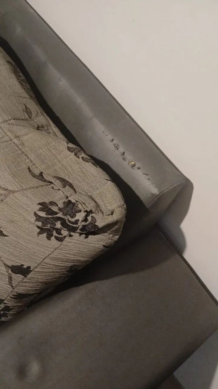 Sofá lindo em formato L. Cinza ! E vai com as almofadas ! Ele é em couro  - Foto 2